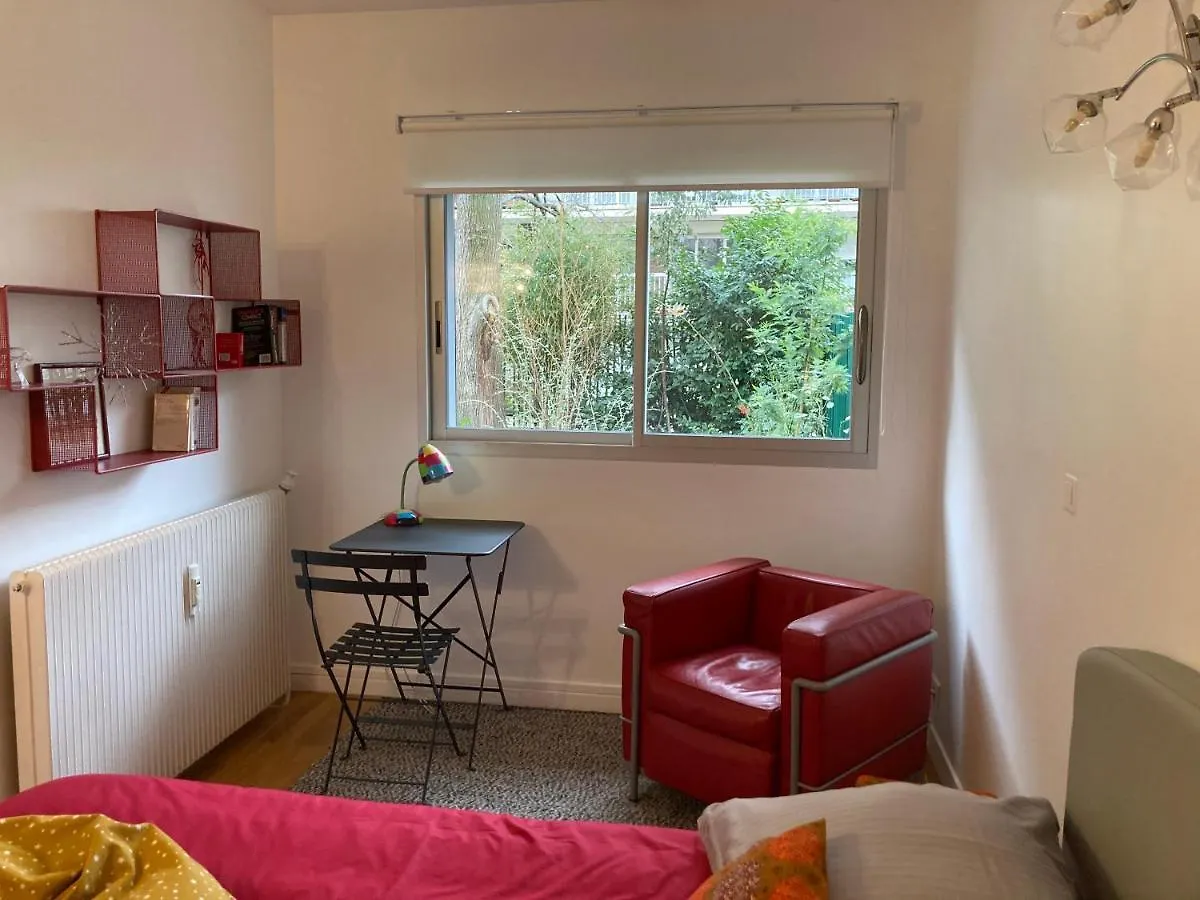Appartement Vue Sur Jardin, 3 Pieces à Paris 0*,  France