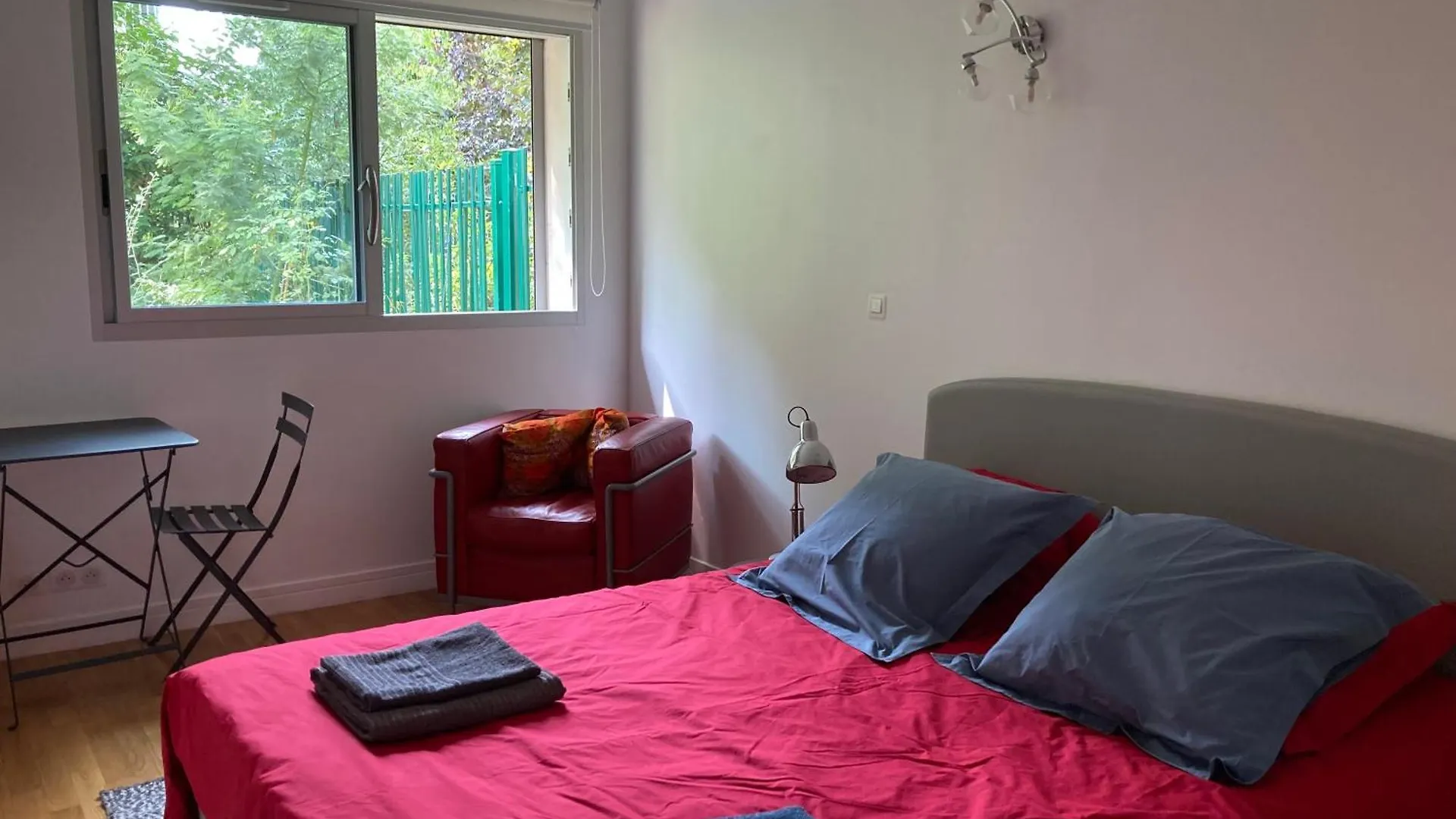 Vue Sur Jardin, 3 Pieces Apartment Paris France