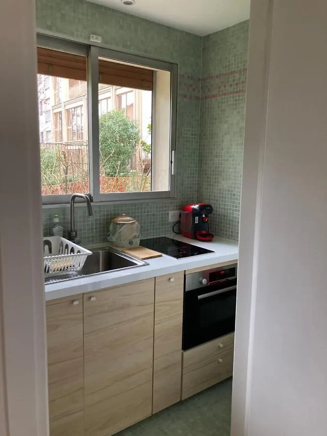 Appartement Vue Sur Jardin, 3 Pieces à Paris France